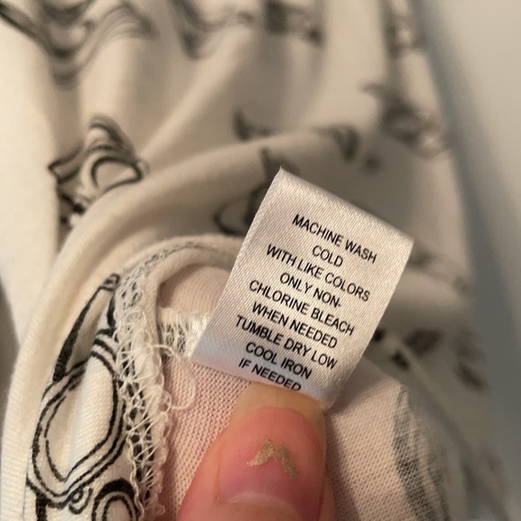 Nollie Camera Graphic v-neck Tee - Picture 7 of 7